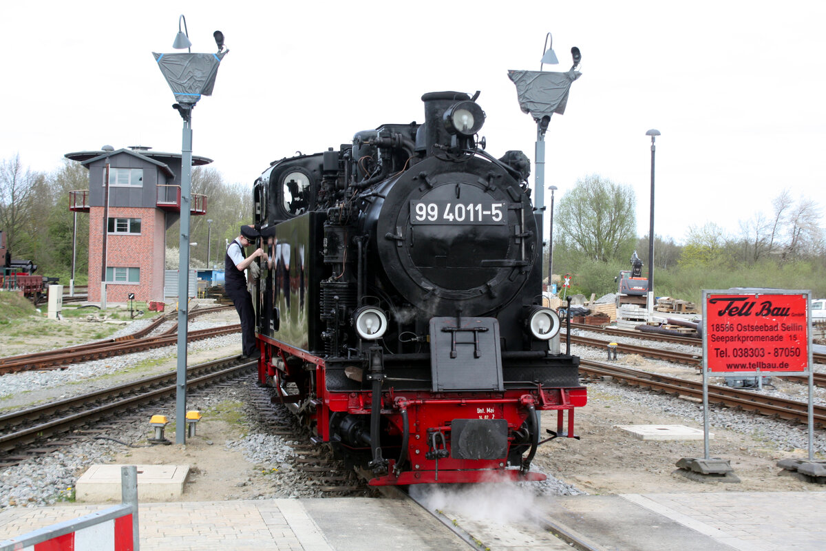 99 4011 auf Rangierfahrt im Bahnhof Putbus am 15.4.24