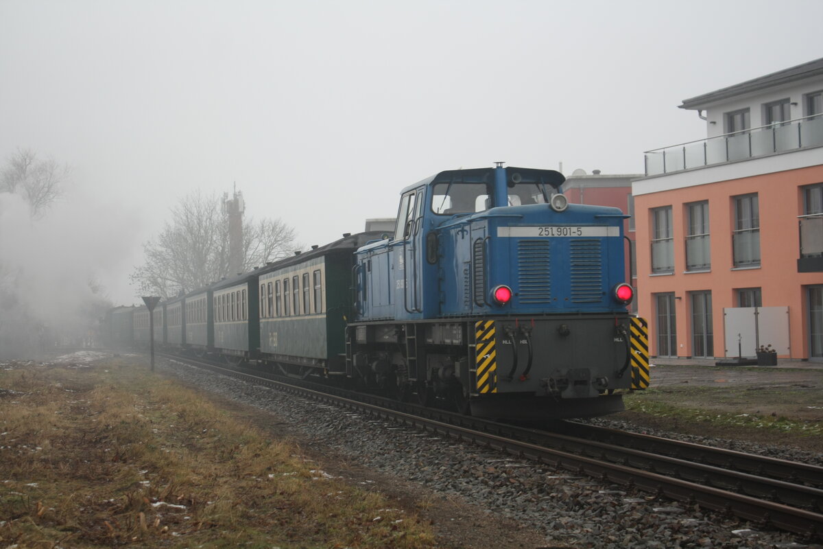 99 4802 mit 251 901 mit Ziel Lauterbach Mole bei der Durchfahrt am Bahnhof Lauterbach/Rügen am 30.12.21