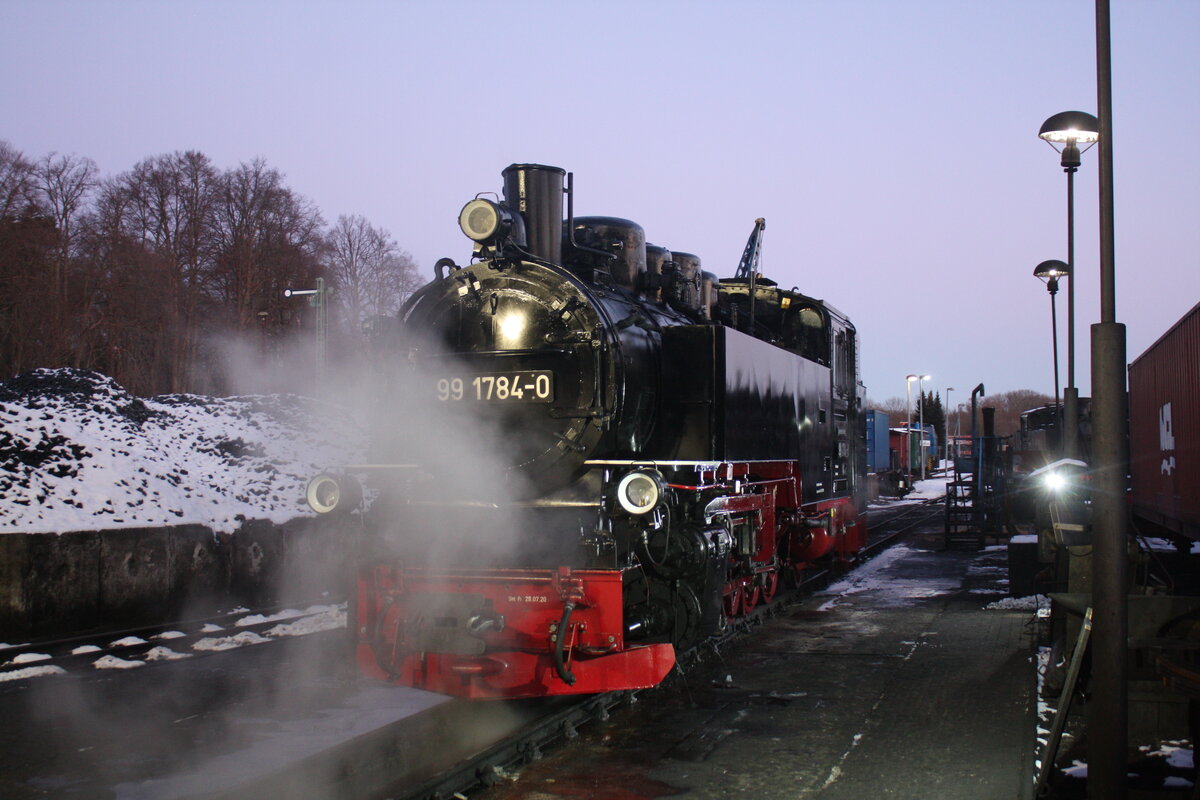 99 4802 Rangiert einen Personenwagen zum Zug im Bahnhof Putbus am 27.12.21