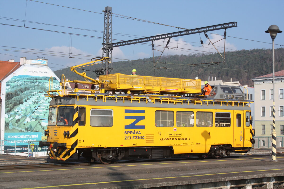 99 54 9439 049-6 (MVTV 2-047) von SPRAVA ZELEZNIC beim Rangieren im Bahnhof Decin hl.n. am 13.3.24