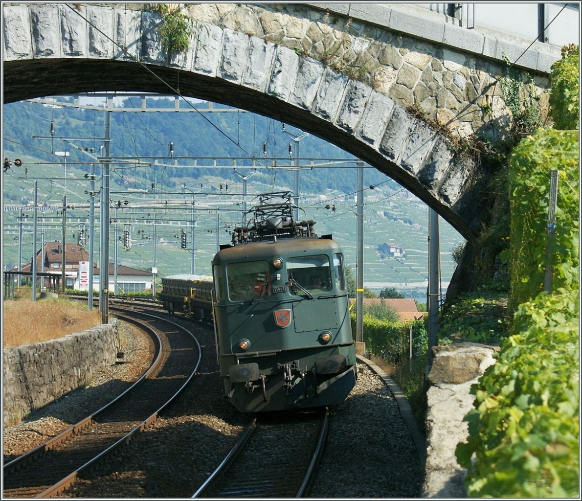 Ae 6/6 11478 auf dem Weg Richtung Lausanne in Cully.
22. Sept. 2008