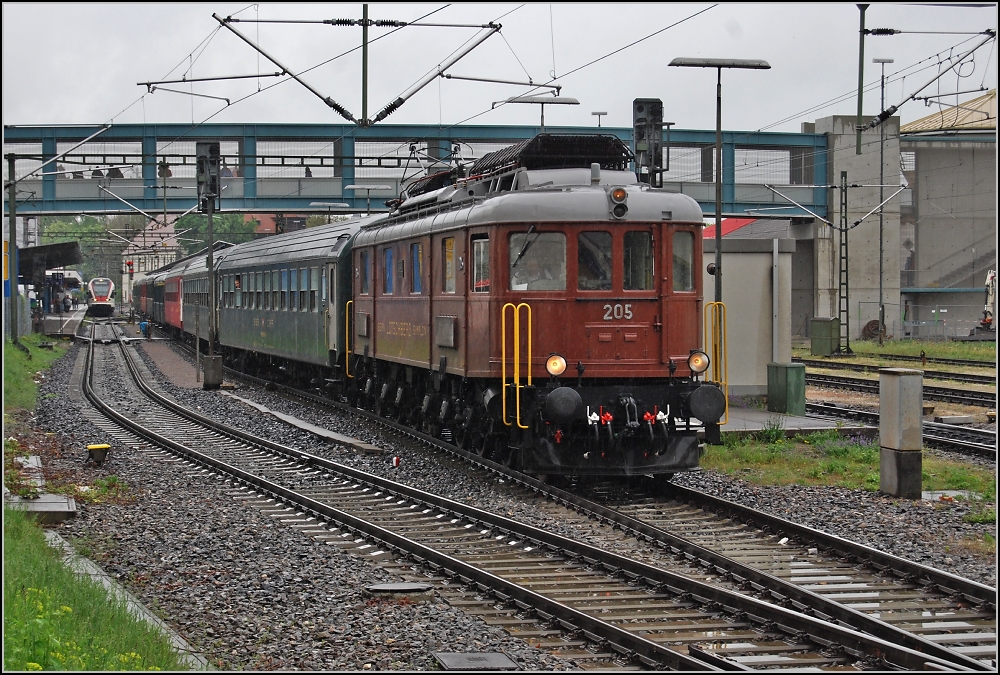 Ae 6/8 der BLS f�hrt mit ihrem Sonderzug nach Altnau. An ihrer Stelle war eigentlich BR 023 der Eurovapor vorgesehen. Vielleicht das gr��ere Highlight? Konstanz, Mai 2010.
