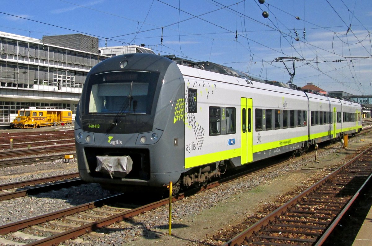 Agilis 440 413 verlässt Regensburg am 17 September 2015.