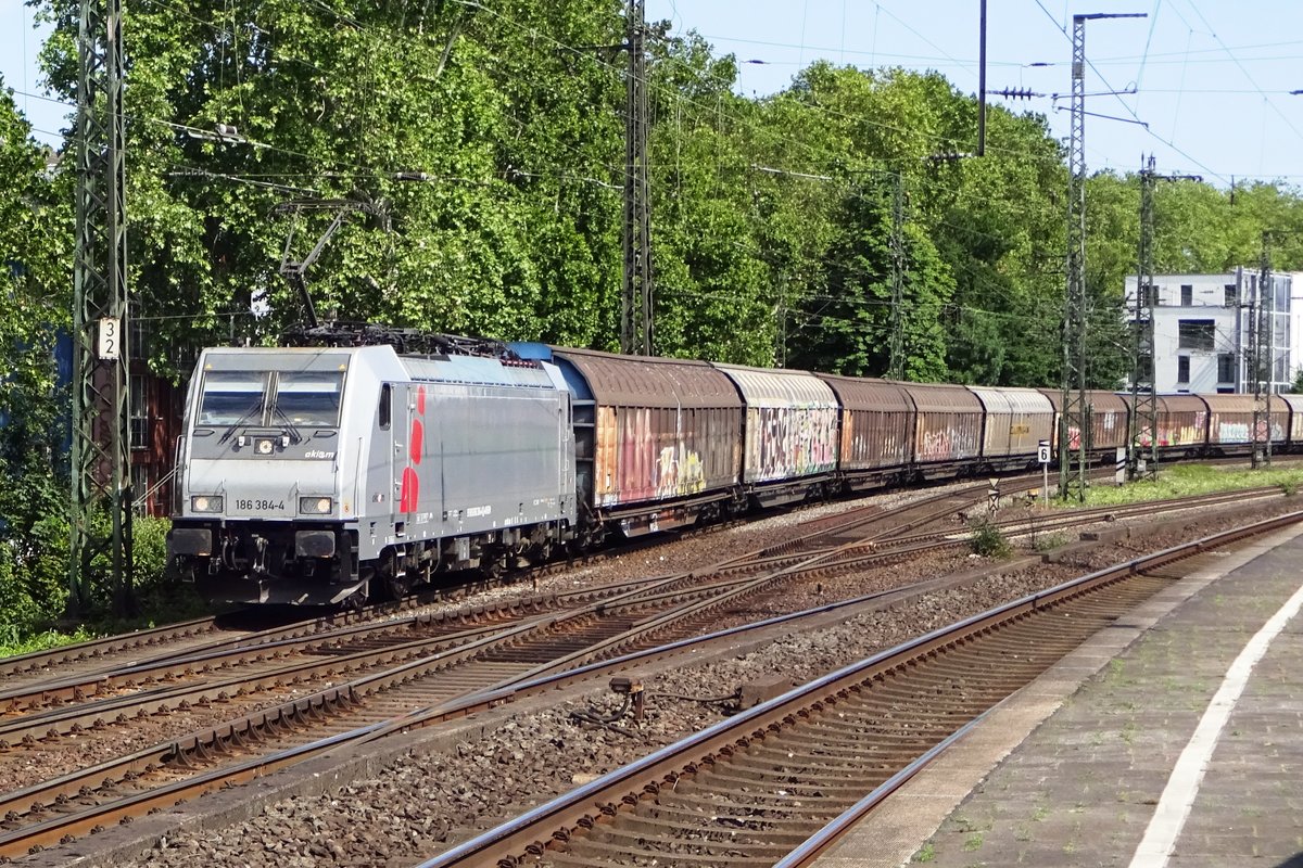 Akiem 186 384 durchfahrt mit ein Ganzzug Köln Süd am 7 Juni 2019. 