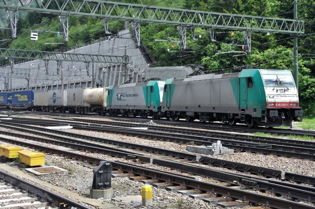 Alpha Trains 483 004 schleppt am 4 Juni 2015 ein KLV aus Brennero aus.