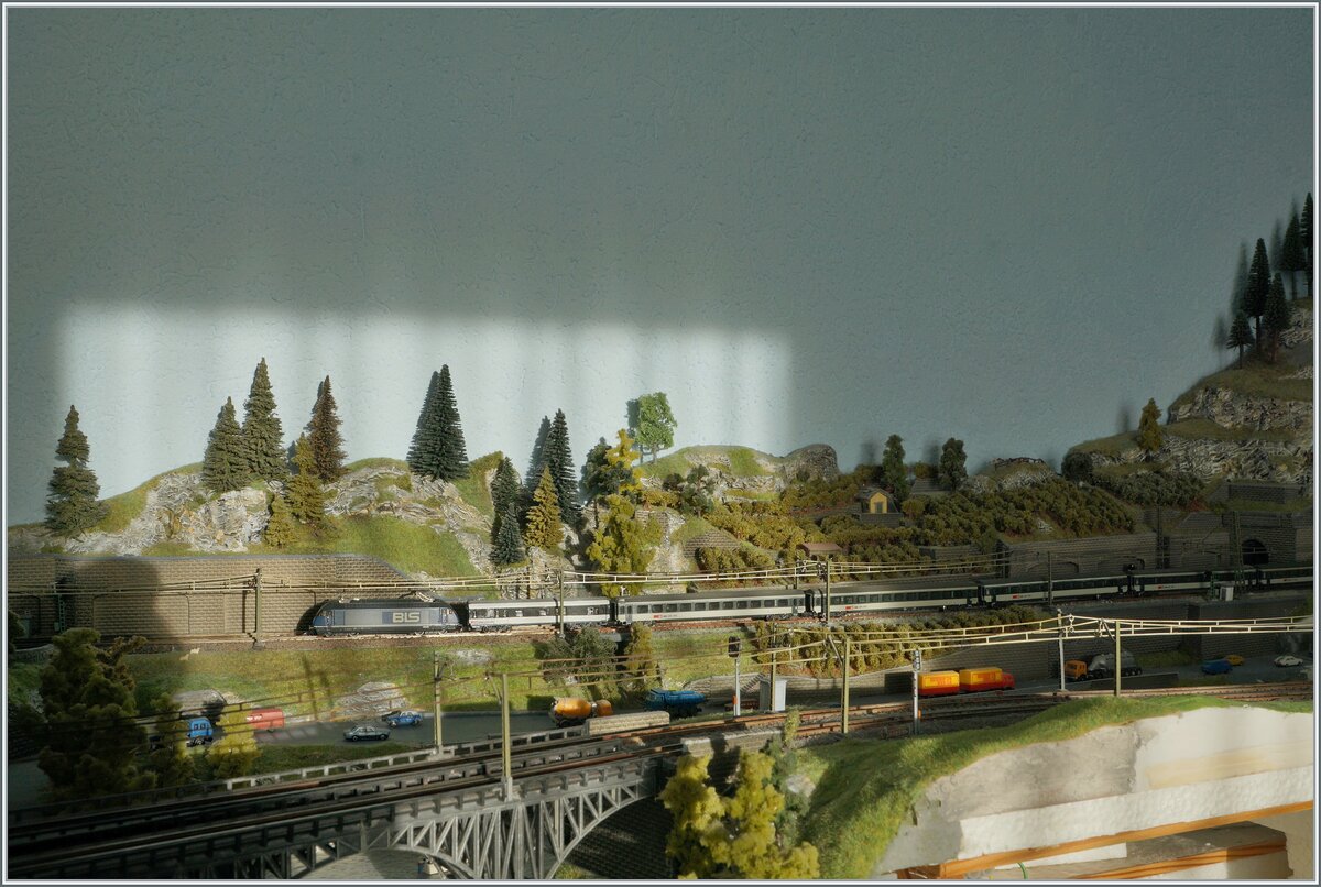 Als Erinnerung an die Einsätze im IR Dienst Brig - Genève-Aéroport über den Jahreswechsel 2008/2009 der BLS Re 465 hier noch einmal eine Bild der BLS Re 465 002  Gornergrat  mit ihrem IR Brig-Genève Aéroport bei herrlichem (echten) Wintersonnenschein und dem entsprechenden Schatten.

5. Dezember 2024 