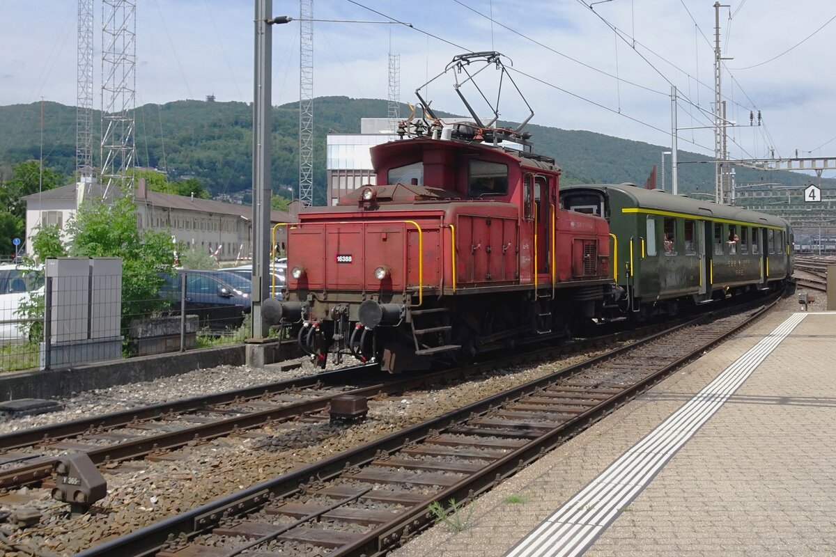 Als Ersatz für der defekte Roter Pfeil 1001 wurde Rangierlok 16388 mit zwei Wagen in OLten geschickt, 21 Mai 2022.
