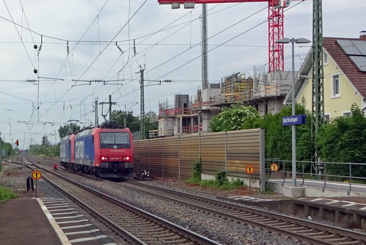 Als hinterer Teil einer möglichst kleine Lokzug (zwei Stück) lauft am 30 Mai 2019 in Bad Krozintgen 482 019 aktiv mit.