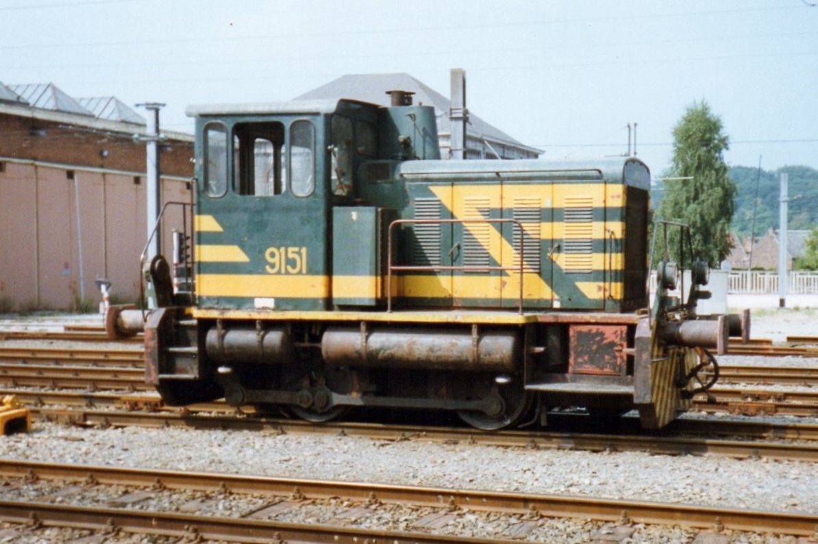 Am 1 Augustus 1998 steht SNCB Kleinlok 9151 in Jemelle (heute Rochefort).