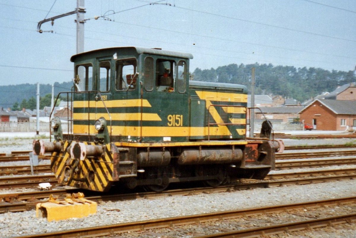 Am 1 Augustus 1998 steht SNCB Kleinlok 9151 in Jemelle (heute Rochefort).