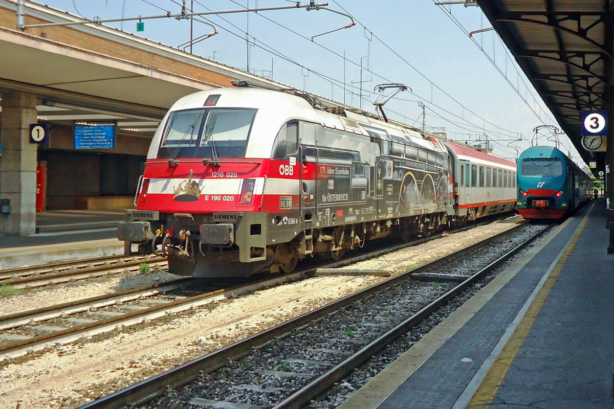 Am 1 Juli 2013 feiert 1216 020 150 Jahre Eisenbahnen in Österreich in Verona Porta Nuova.
