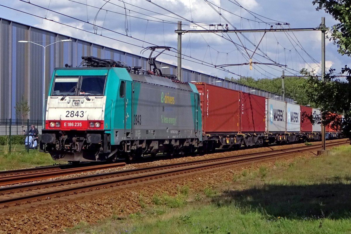 Am 1 September 2019 schleppt 2843 der Combinant-Shuttlew bei Alverna Belgien entgegen.
