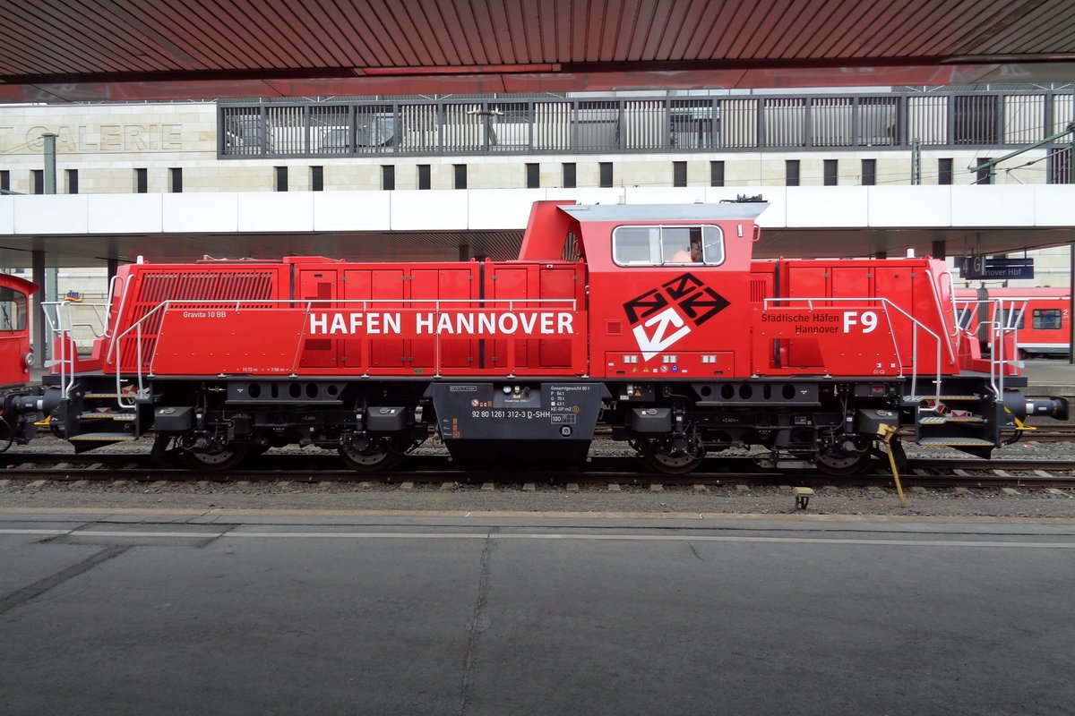 Am 10 April 2017 durchfahrt F-9 der Hafenbahn Hannover Hannover Hbf.