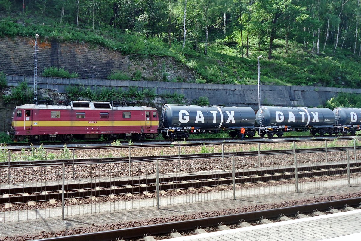 Am 10 April 2018 steht 372 013 mit GATX-Kesselwagen in Bad Schandau.