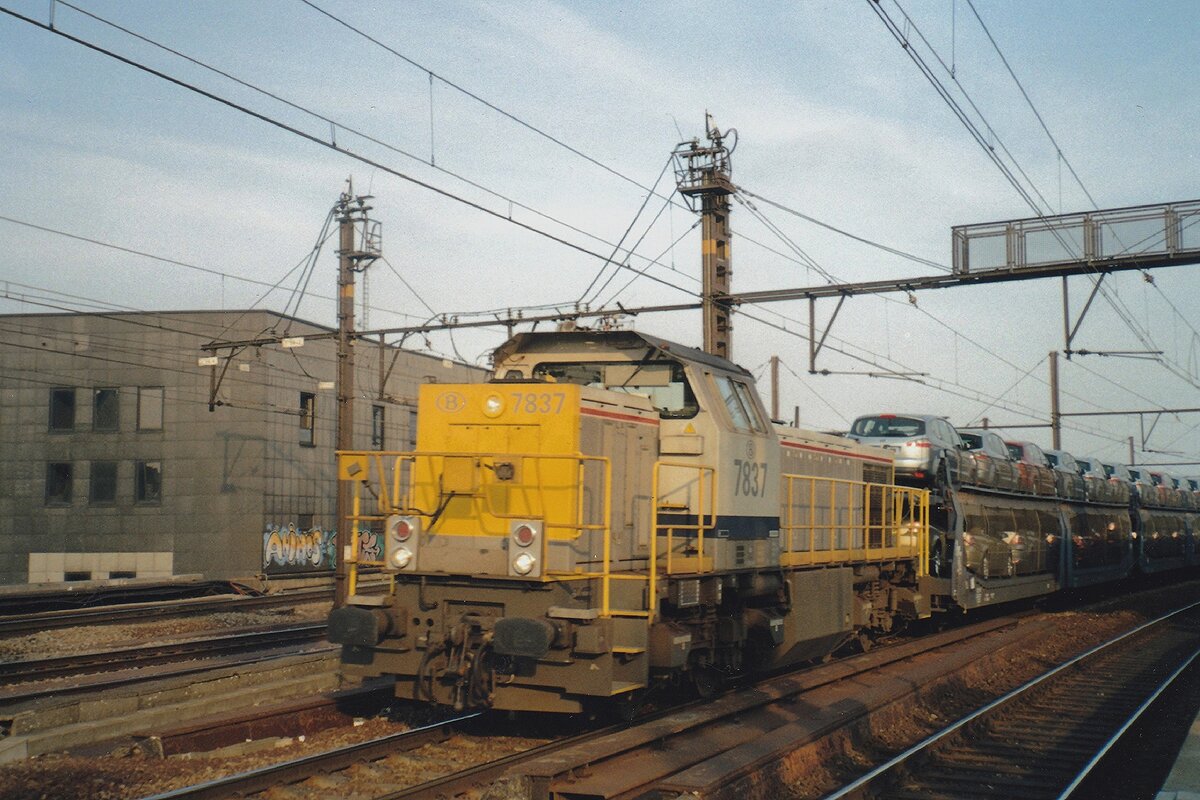 Am 10 Juni 2006 schleppt 7837 ein PKW-Zug durch Antwerpen-Berchem.