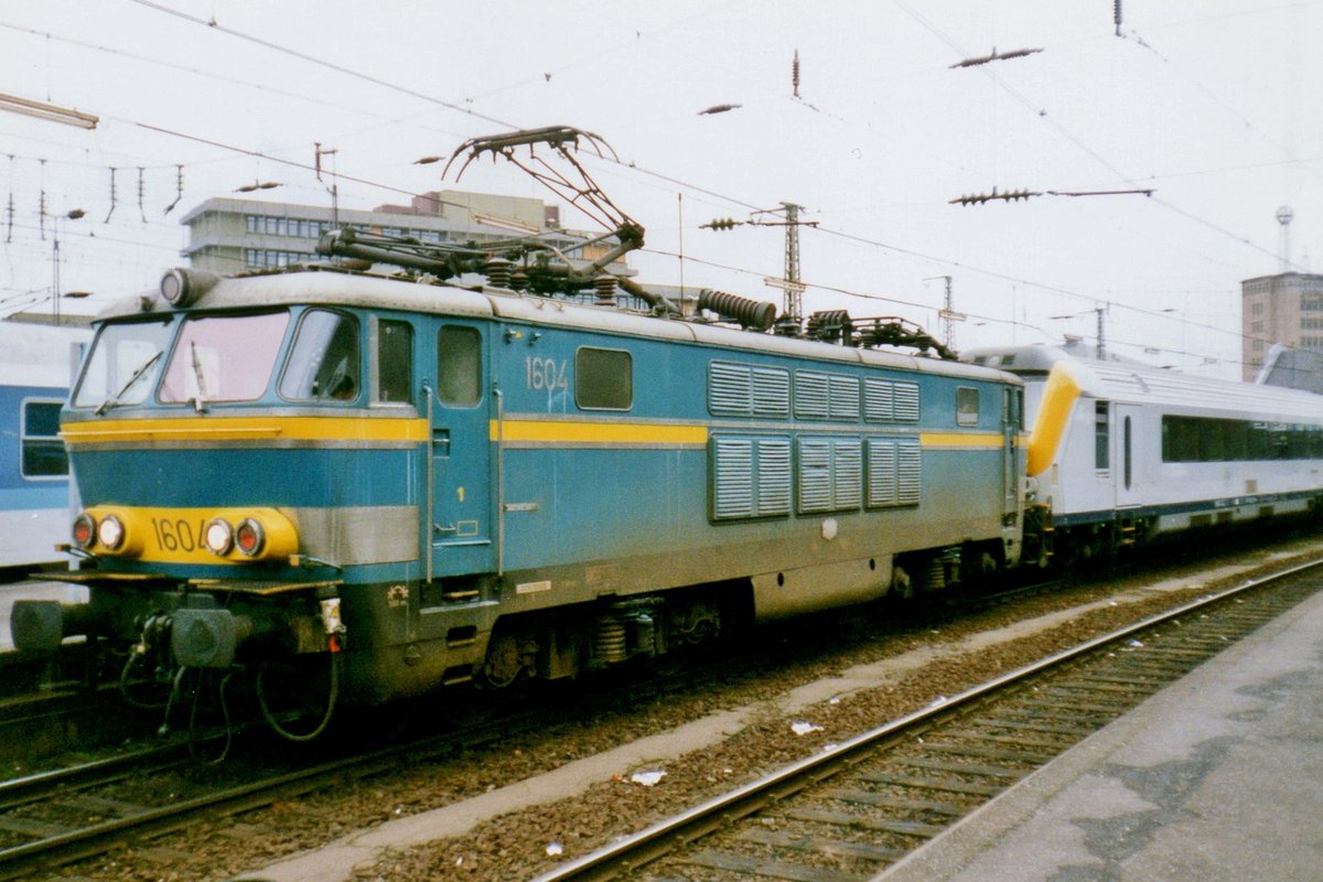 Am 10 September 1999 steht SNCB 1604 mit der Int.422 nach Oostende in Aachen Hbf.