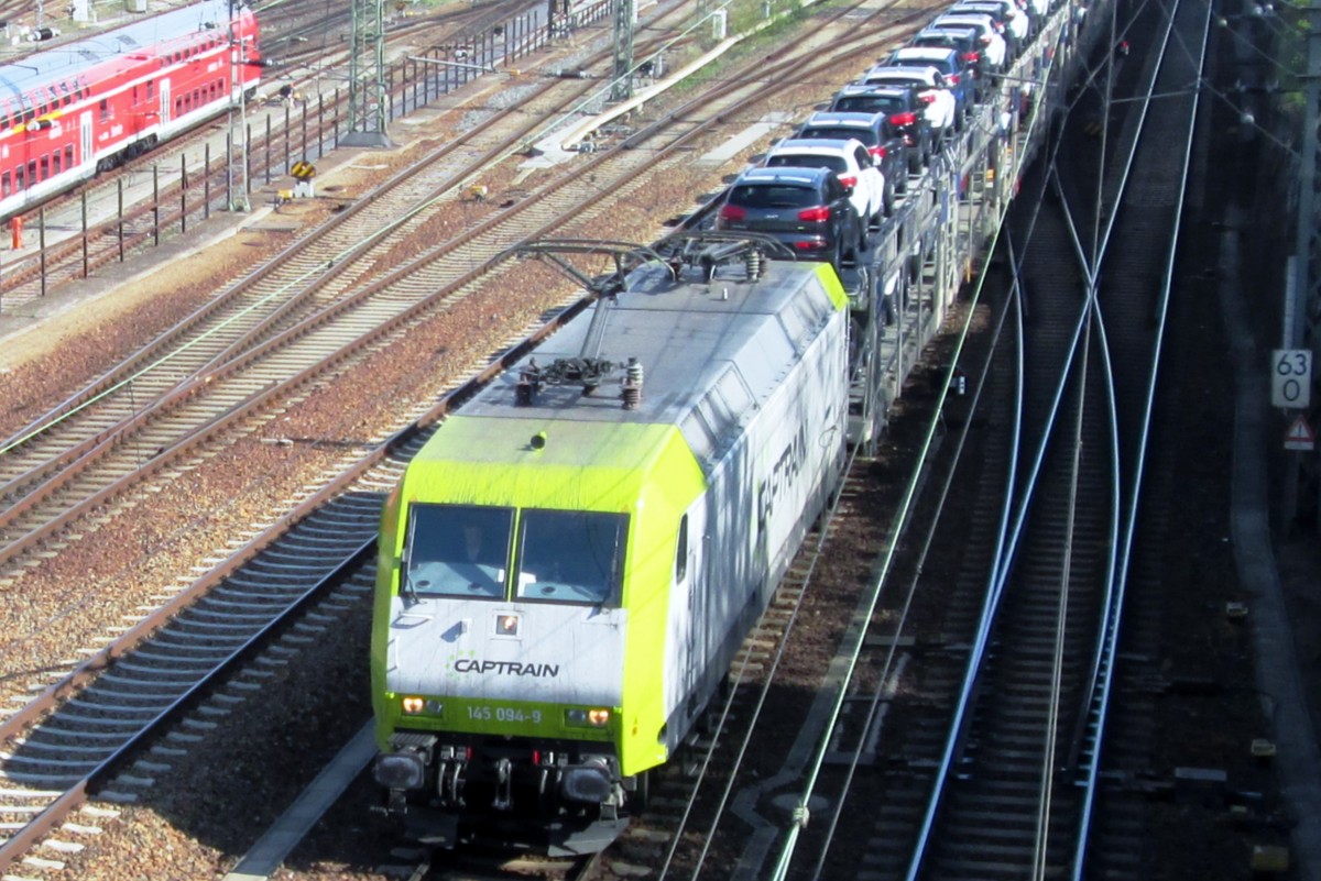 Am 12 April 2014 zieht Captrain 145 094 der BLG-PKW-Zug durch Dresden Hbf.