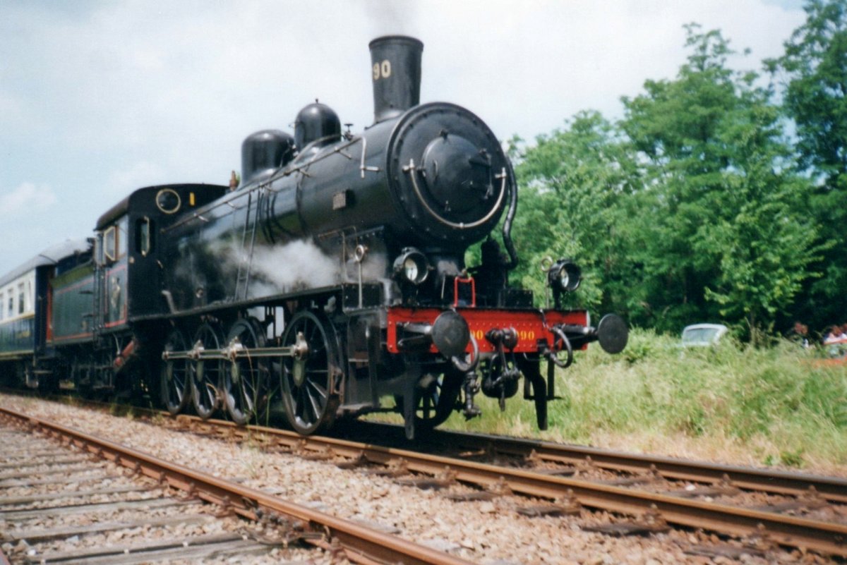 Am 12 Juni 2000 verlässt ex-SJ 1090 mit ein Dampfpendelzug Schin-op-Geul.