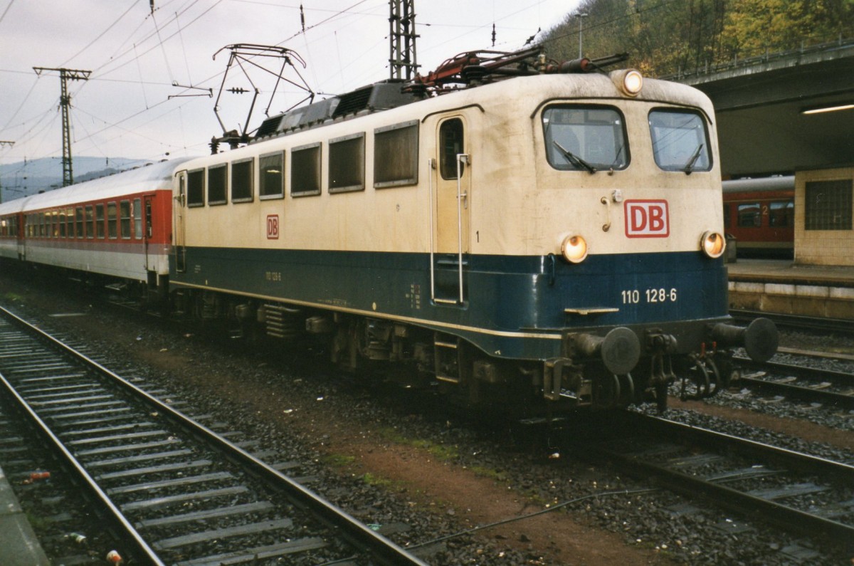 Am 13 April 2000 steht 110 128 in Koblenz Hbf.