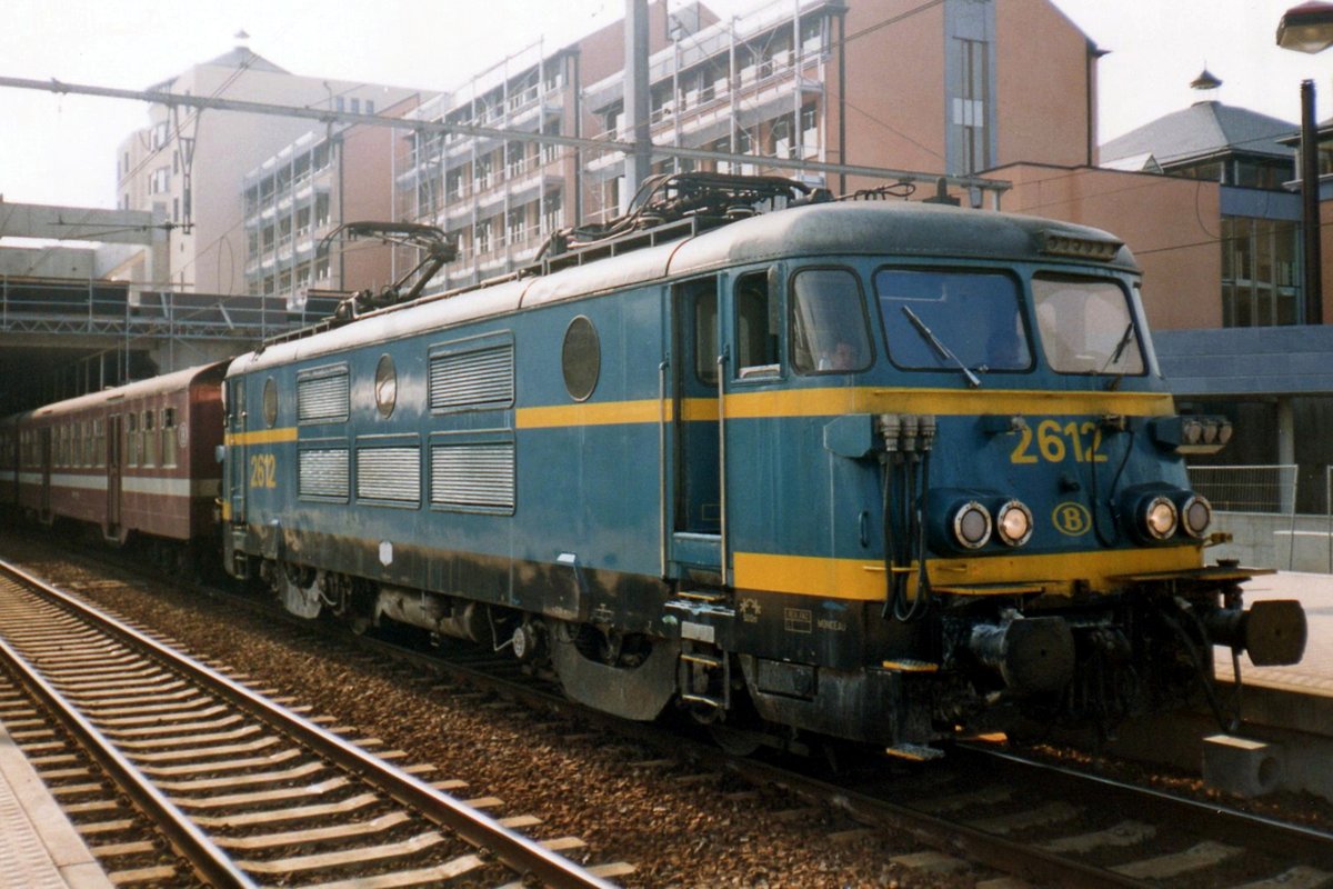 Am 13 Juli 1999 steht SNCB 2616 mit ein Spitzverkehrszug in Namur.