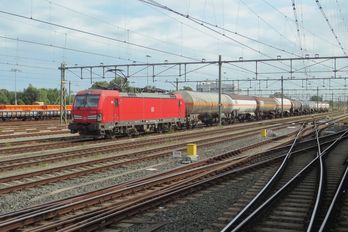 Am 14 Juli 2022 treft 193 305 mi6t ein Kesselwagenzug in Roosendaal ein.