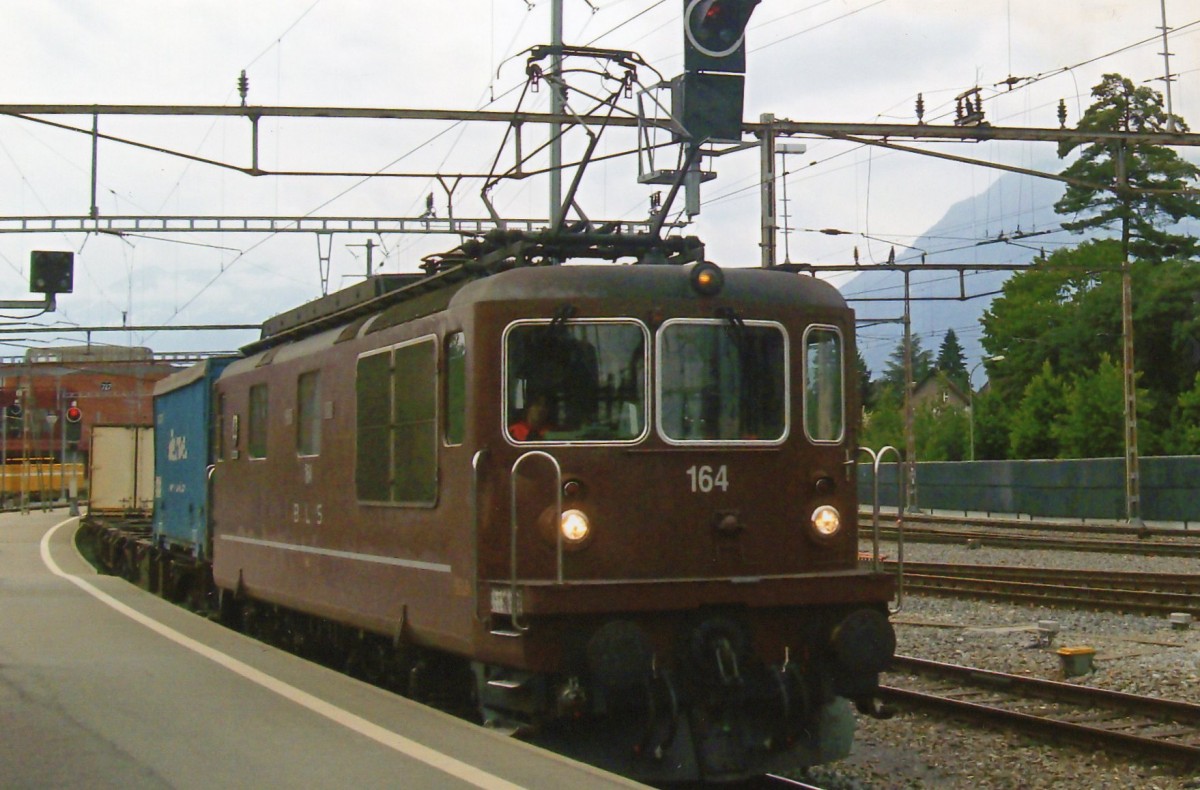 Am 14 Mai 2010 durchfahrt BLS 164 Thun.