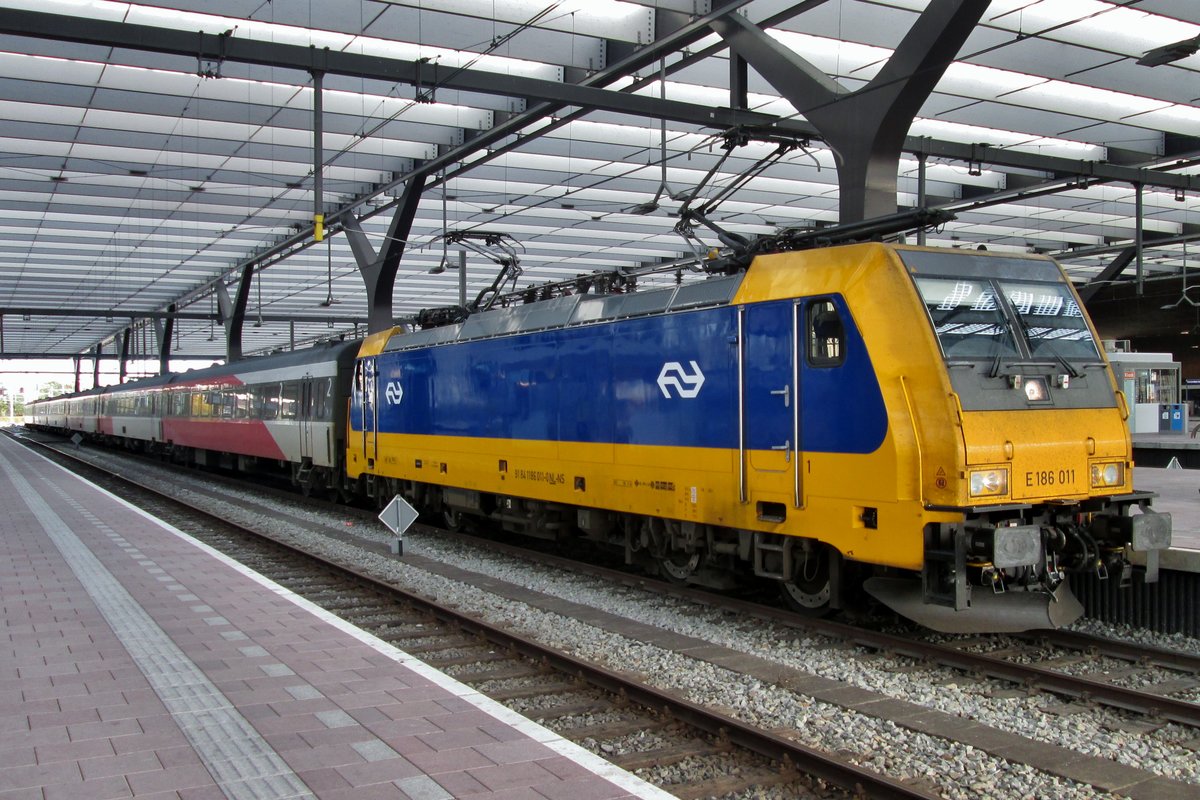 Am 14 Mai 2015 steht 186 011 in Rotterdam Centraal.
