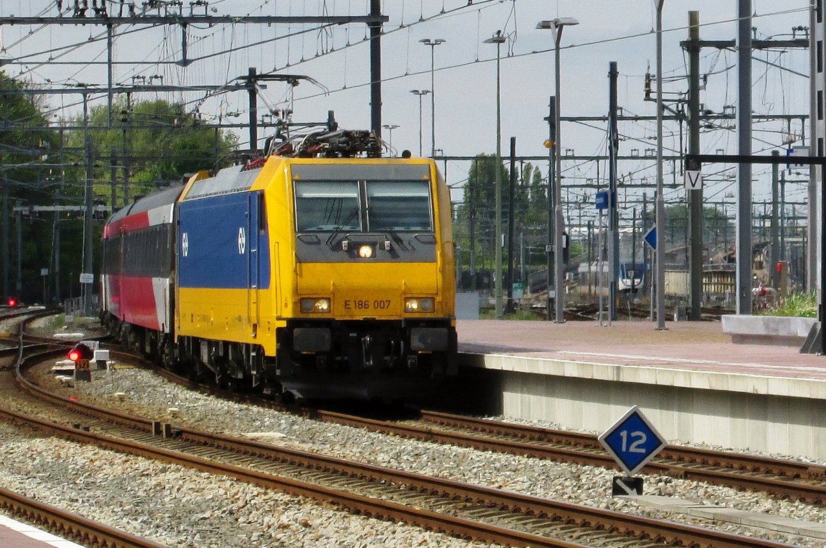 Am 14 Mai 2015 treft 186 007 mit ein IC-Direct in Rotterdam Centraal ein.