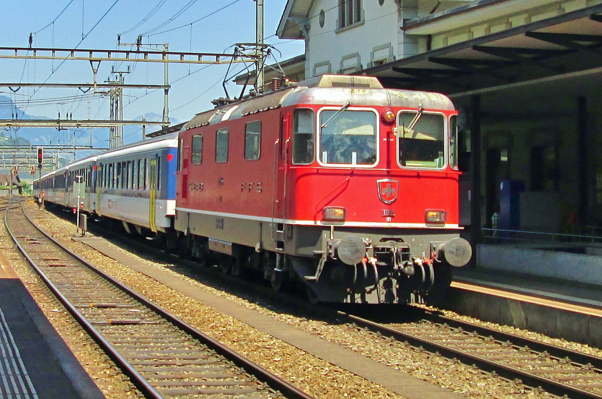 Am 15 September 2011 treft 11155 in Erstfeld ein.