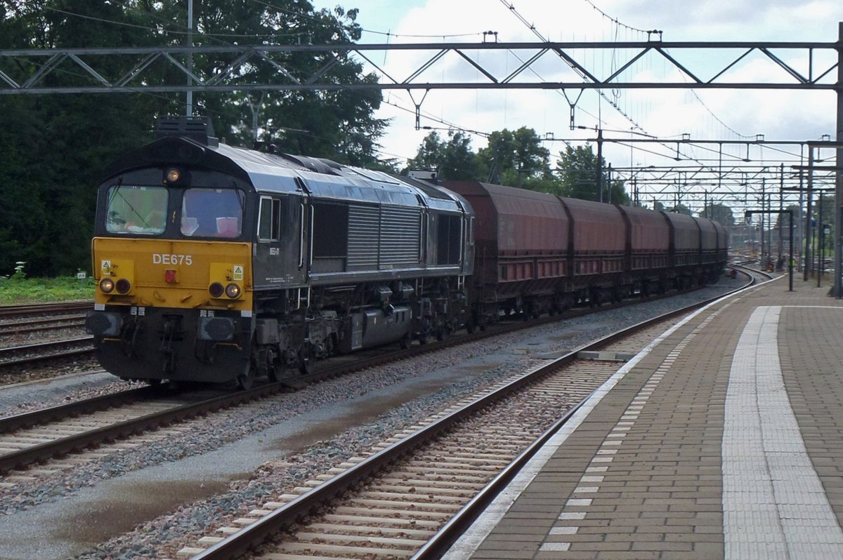 Am 16 Juli 2016 durchfahrt DE 675 mit Rumnische Kohlewagen Dordrecht Centraal.