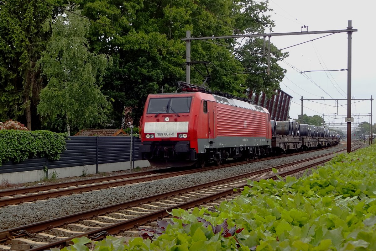 Am 17 Mai 2019 durchfahrt ein Stahlrollenzug mit 189 067 Wijchen.