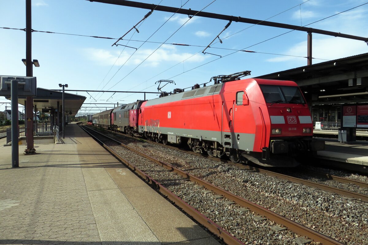 Am 17 September 2020 zieht EG 3108 ein Mischguterzug durch Roskilde.