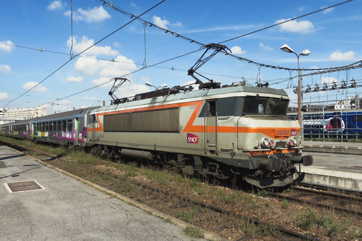 Am 17 September 2021 steht 22333 mit der Remi-Express nach Nevers in Paris-Bercy.