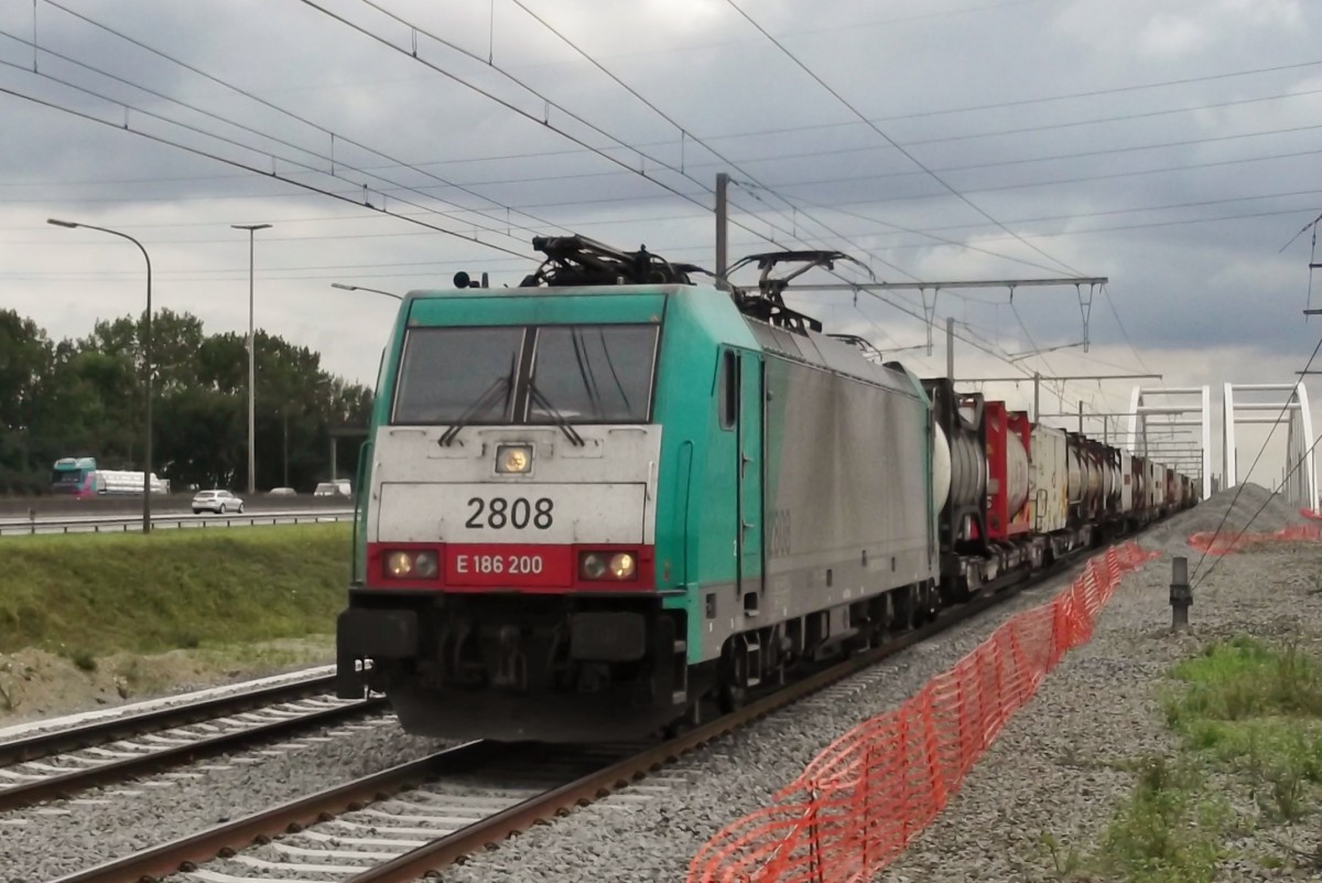 Am 18 Juni 2014 durchfahrt 2808 Antwerpen-Luchtbal.