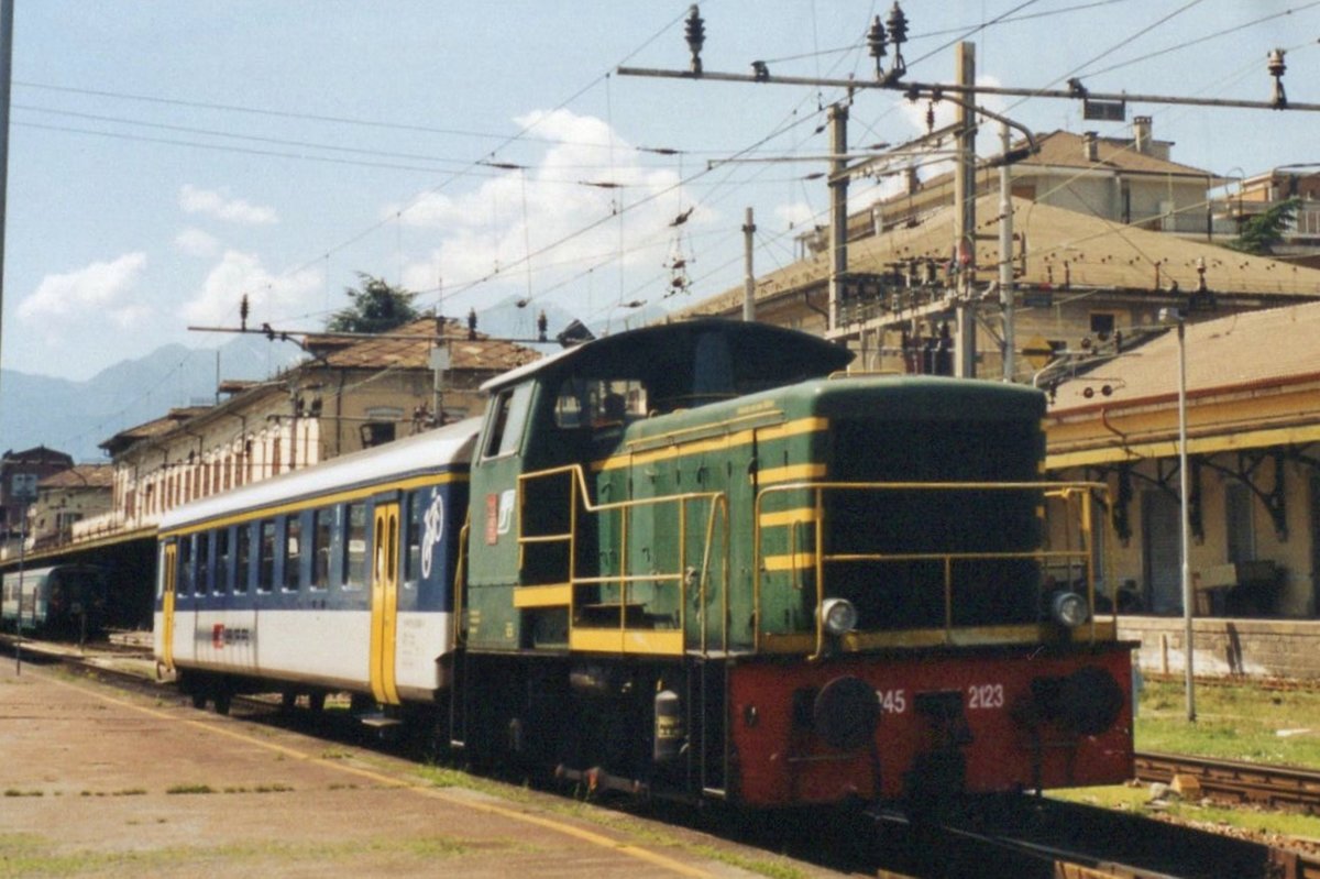 Am 19 Mai 2006 rangiert D245 2123 in Domodossola.