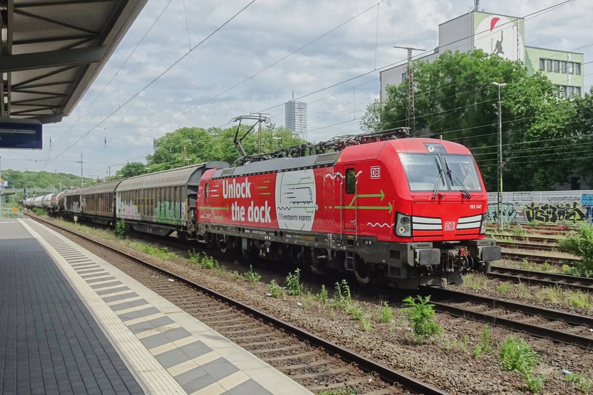 Am 19 Mai 2022 durchfahrt 193 342 mit ein Mischer Köln West.