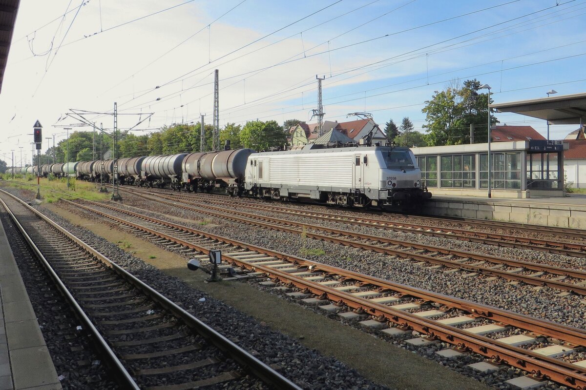 Am 19 September 2020 durchfahrt Akiem 37038 samt Kesselwagenzug Angermünde.