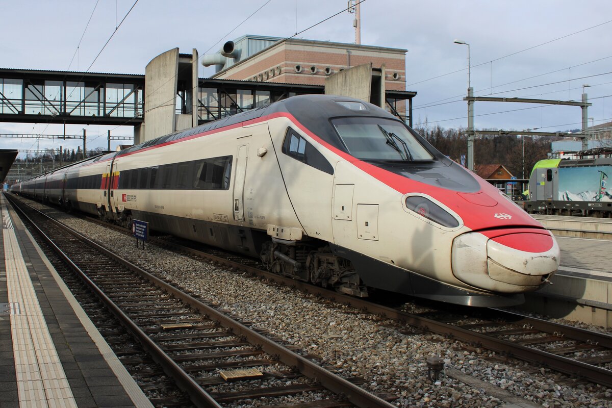 Am 1.Jänner 2024 steht SBB 503 017 in Spiez als 2.Teil einer Doppelpack nach Bern und Basel.