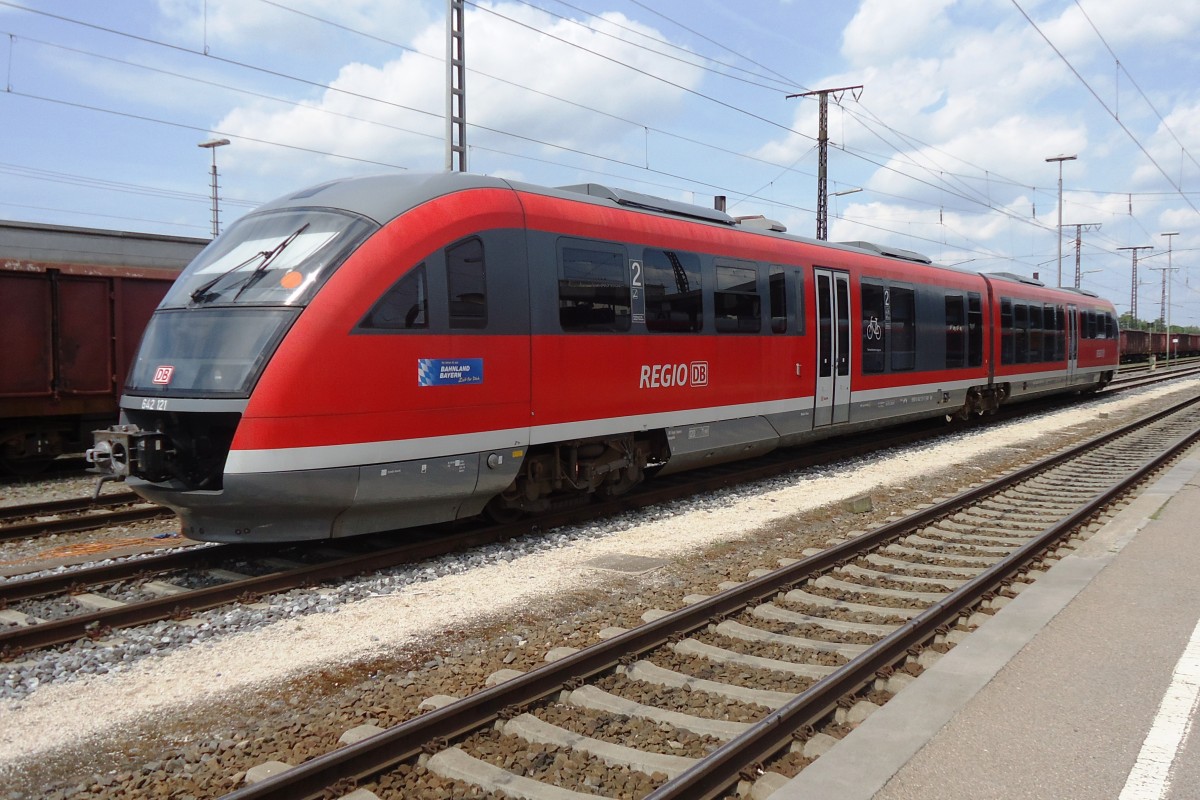Am 2 Juli 2013 steht 642 121 in Augsburg Hbf.