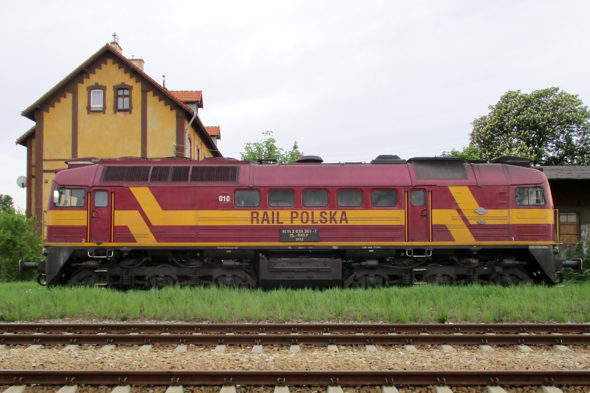 Am 2 Mai 2018 steht Rail Polska M62M-010 in Jawor.