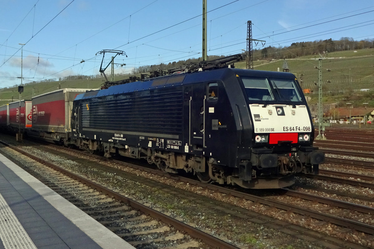 Am 21 Februar 2020 zieht TX Log 189 998 der Varese-KLV durch Wrzburg Hbf richtung Italien.