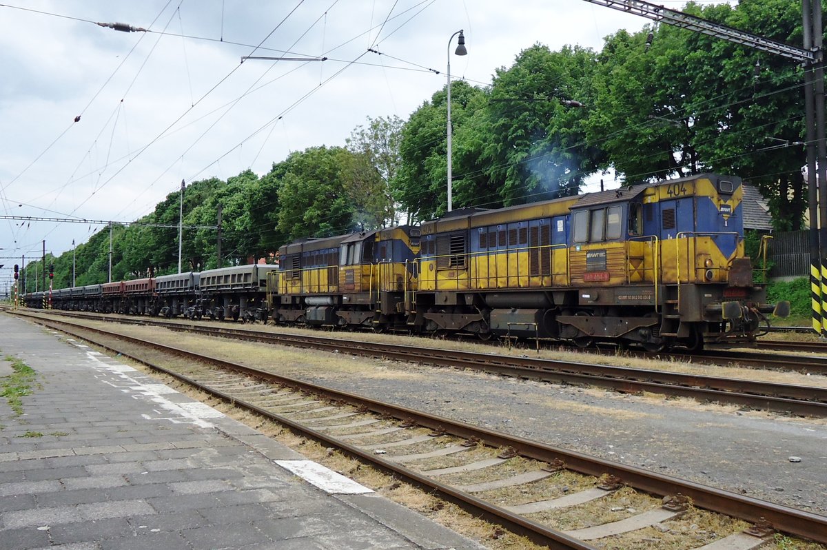 Am 21 Mai 2015 steht ein Kohlezug mit AWT 740 404 -noch in OKD Doprava-Farben- in Lovosice.