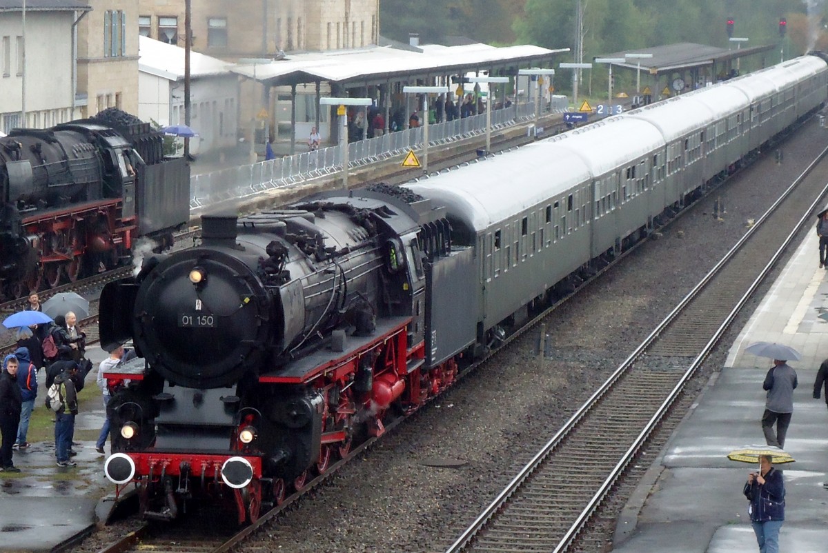 Am 21 September 2014 steht 01 150 mit eine der viele Dampfpendelzuge in Neuenmarkt-Wirsberg whrend die Dampftage des DDMs.