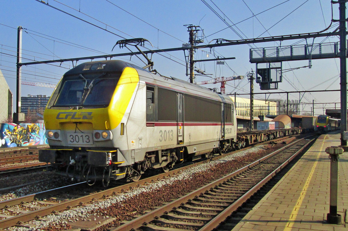 Am 21 September 2016 durchfahrt CFL 3013 mit ein leeren KLV Antwerpen-Berchem