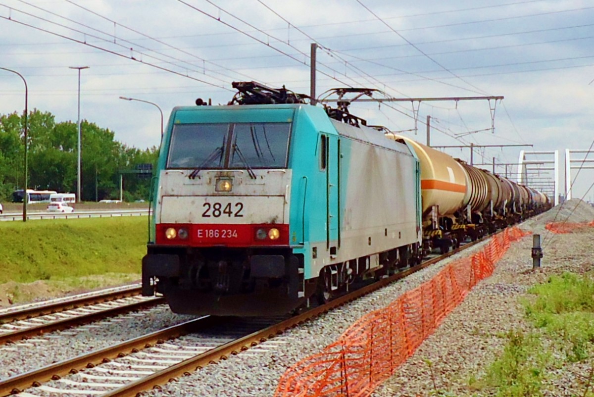 Am 22 Mai 2014 durchfahrt 2842 Antwerpen-Luchtbal.
