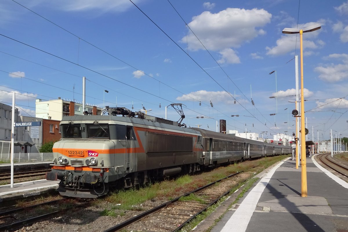 Am 22 Mai 2019 steht 22342 mit der IC-CoRail nach Paris Nord über die alte Strecke via Saint-Quentin in Maubeuge abfahrtbereit.
