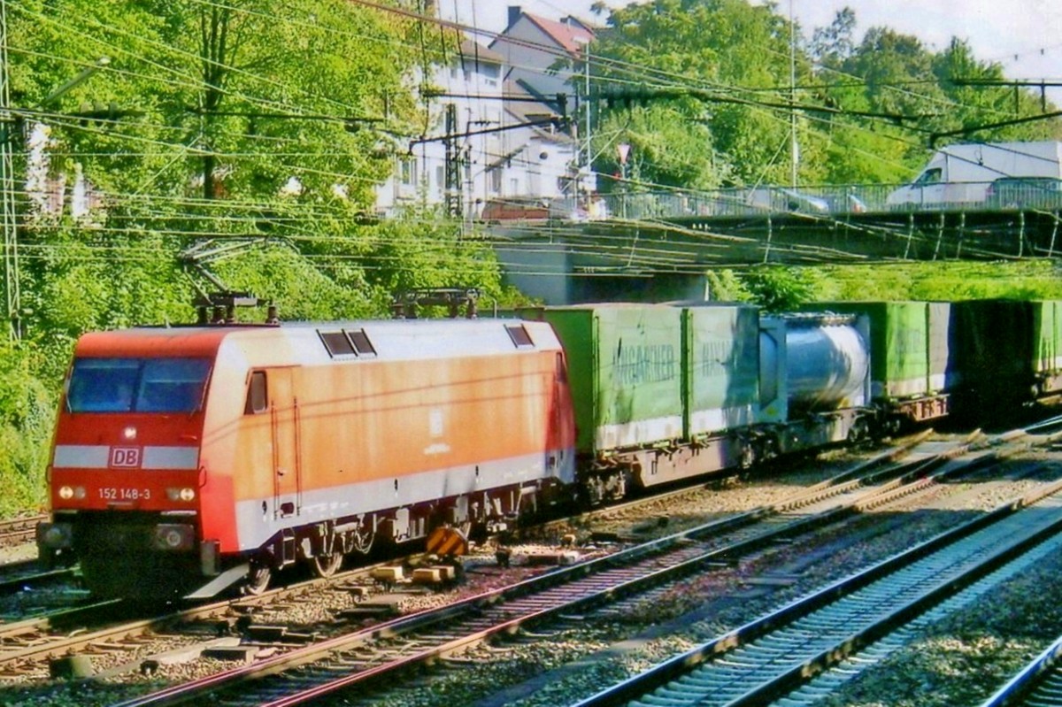 Am 22 September 2010 durchfahrt 152 148 Offenburg.