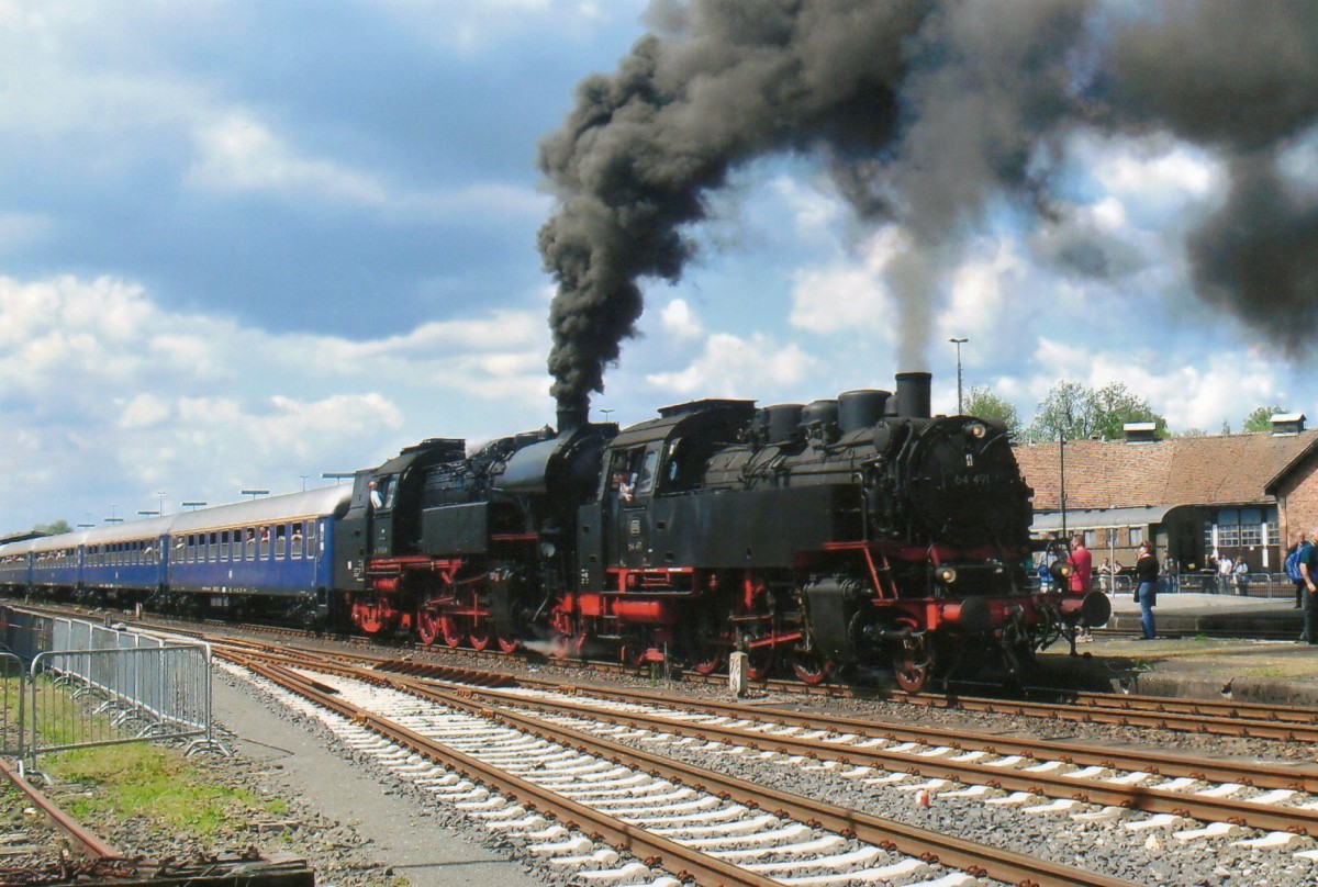 Am 23 Mai 2010 schleppt 64 491 mit 65 1049 ein Pendelzug uber die Schiefe Ebene aus Neuenmarkt-Wirsberg.
