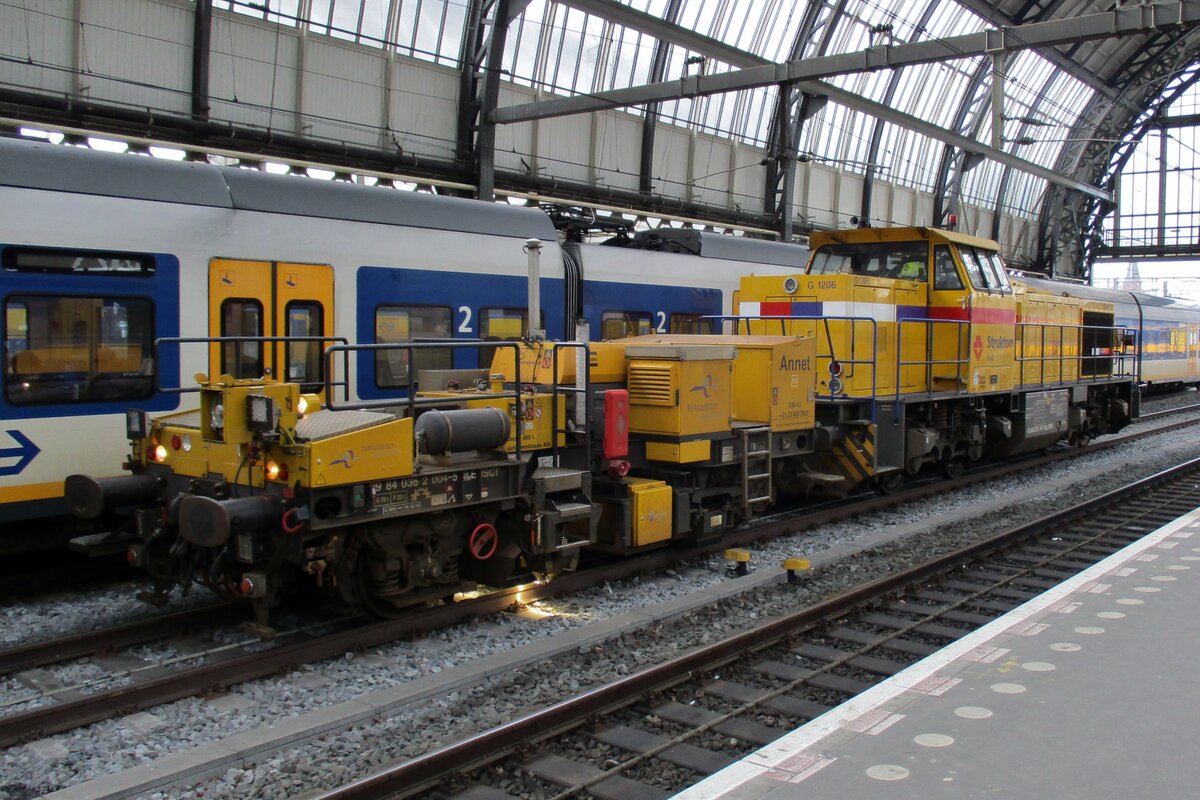 Am 25 Februar 2017 steht Strukton SIM-12 mit 303007 in Amsterdam Centraal.