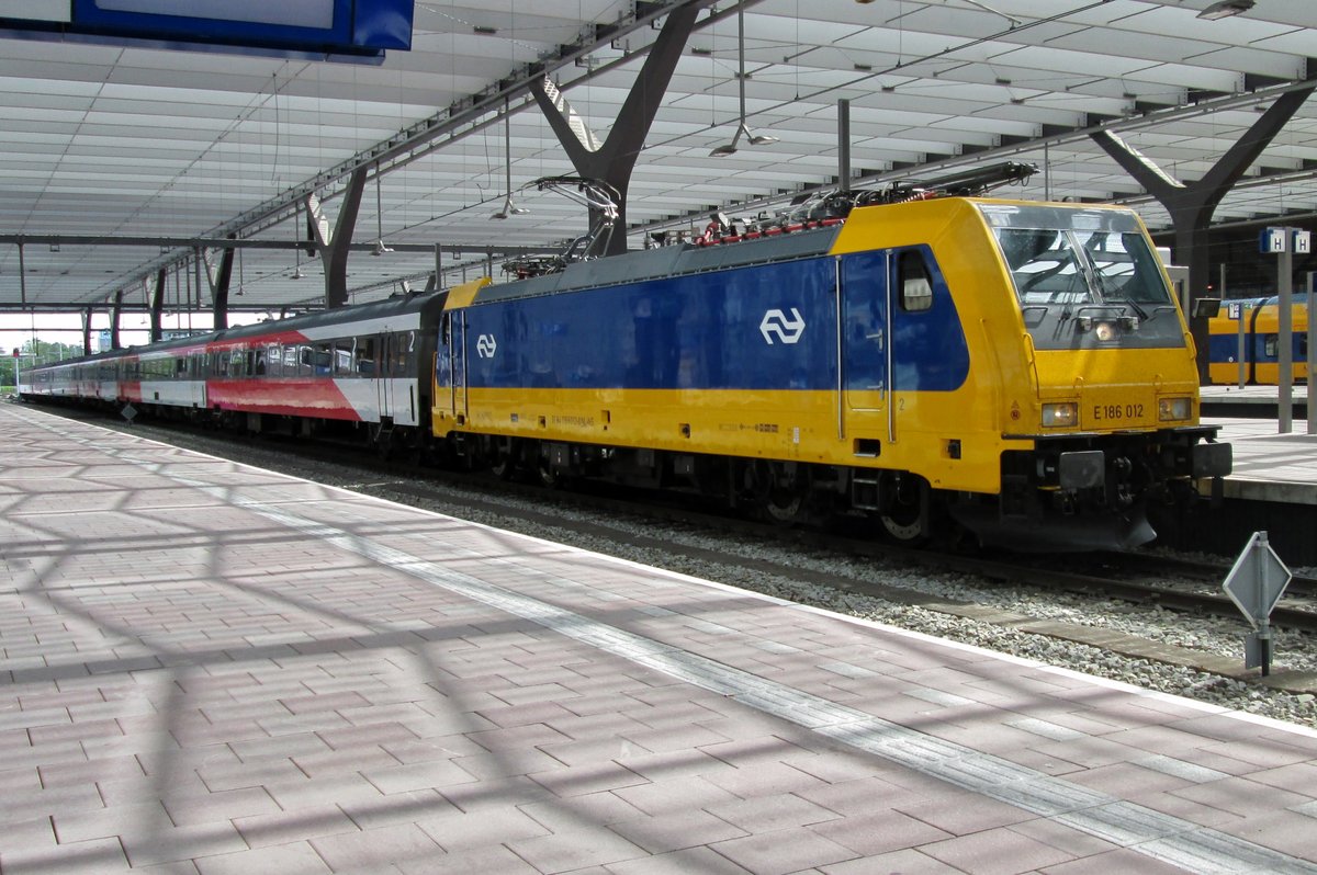 Am 25 Oktober 2015 treft ein IC-Direct mit 186 012 in Rotterdam Centraal ein.